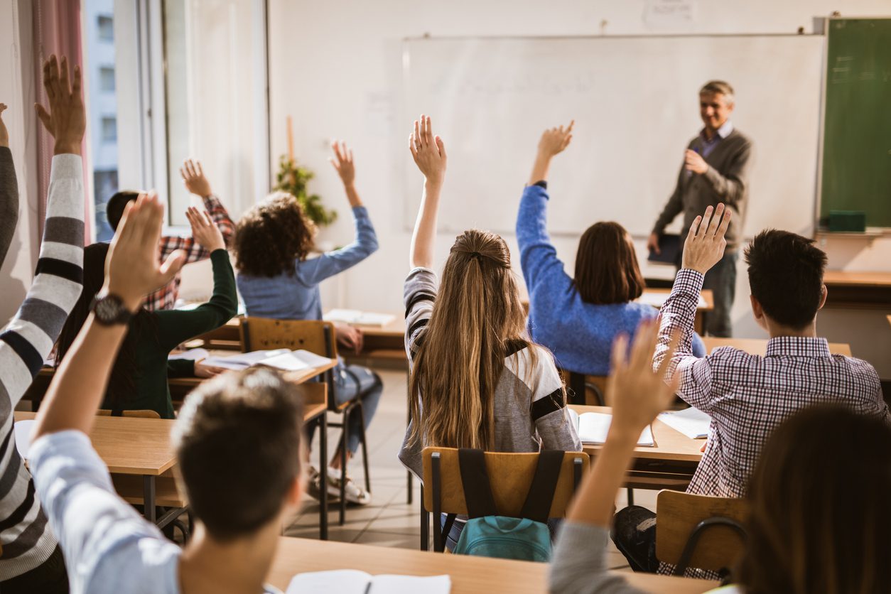 Класс student. Занятия в школе. Студенты на уроке. Урок в школе. Студенты поднимают руки.