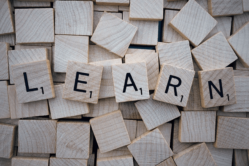 The word 'learn' written with Scrabble pieces